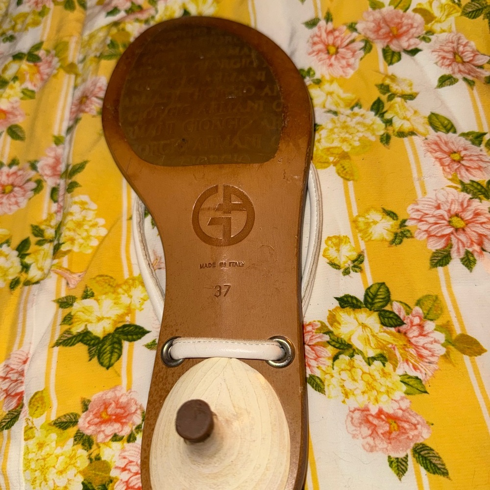 VTG Georgio Armani White and Brown Thong Sandals with Logo - Picture 9 of 10